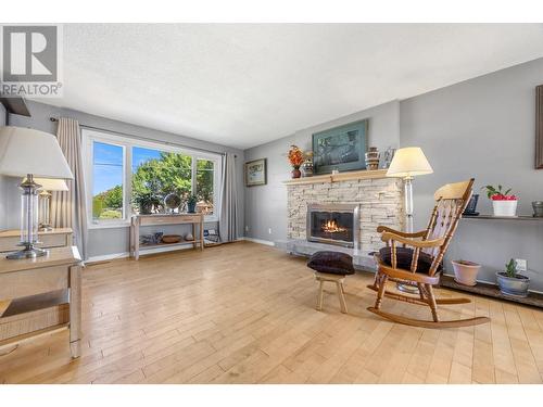 1055 Thompson Road, Kelowna, BC - Indoor Photo Showing Living Room With Fireplace