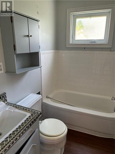 322 Leslie Street, Sudbury, ON - Indoor Photo Showing Bathroom