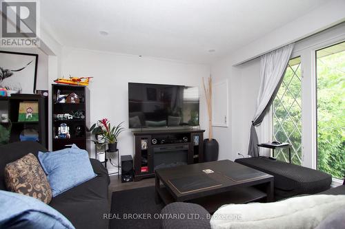 940 Central Park Boulevard, Oshawa (Centennial), ON - Indoor Photo Showing Living Room