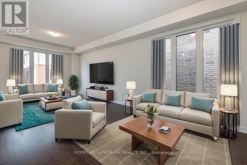 79 Phoenix Boulevard, Barrie, ON - Indoor Photo Showing Living Room