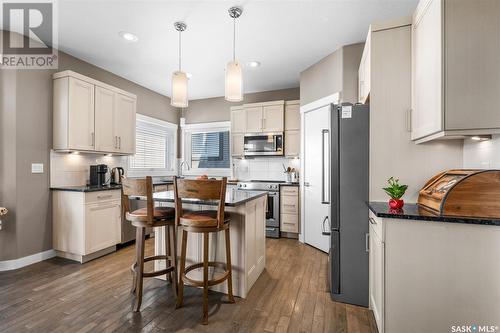 315 Mahabir Court, Saskatoon, SK - Indoor Photo Showing Kitchen