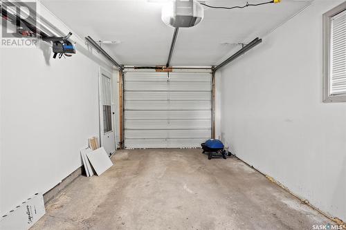 801 Cumberland Avenue S, Saskatoon, SK - Indoor Photo Showing Garage