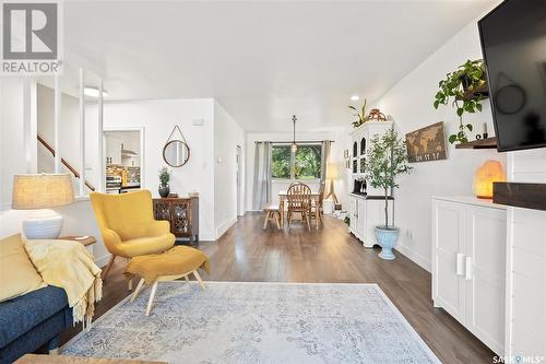 801 Cumberland Avenue S, Saskatoon, SK - Indoor Photo Showing Living Room