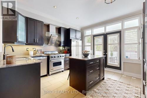 70 Lobo Mews, Toronto (Islington-City Centre West), ON - Indoor Photo Showing Kitchen