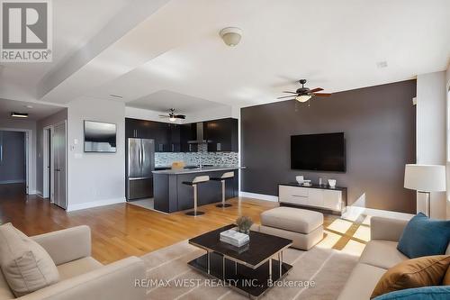 8 - 885 Lakeshore Road, Mississauga, ON - Indoor Photo Showing Living Room