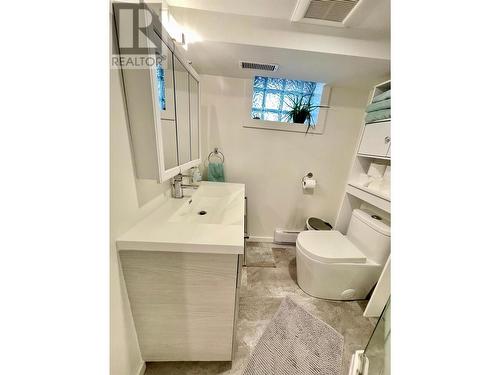 604 Sixth  Street, Nelson, BC - Indoor Photo Showing Bathroom