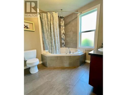 604 Sixth  Street, Nelson, BC - Indoor Photo Showing Bathroom