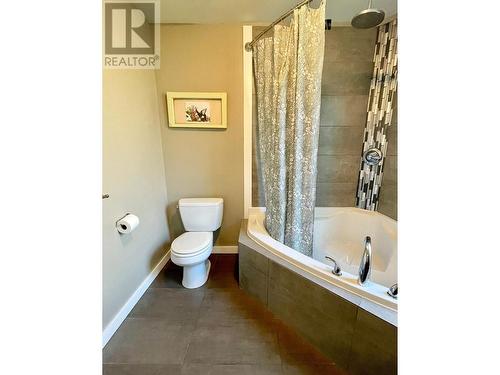 604 Sixth  Street, Nelson, BC - Indoor Photo Showing Bathroom