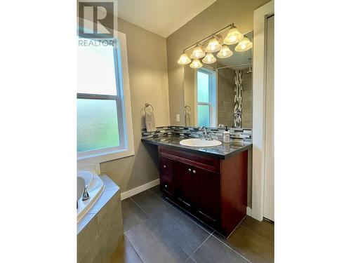 604 Sixth  Street, Nelson, BC - Indoor Photo Showing Bathroom