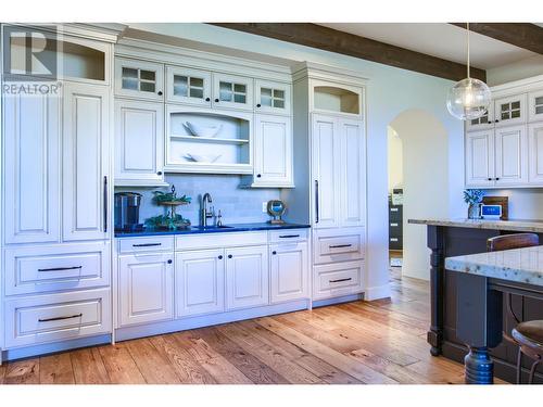 373 Farron Court, Kelowna, BC - Indoor Photo Showing Kitchen