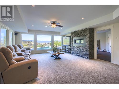 373 Farron Court, Kelowna, BC - Indoor Photo Showing Living Room