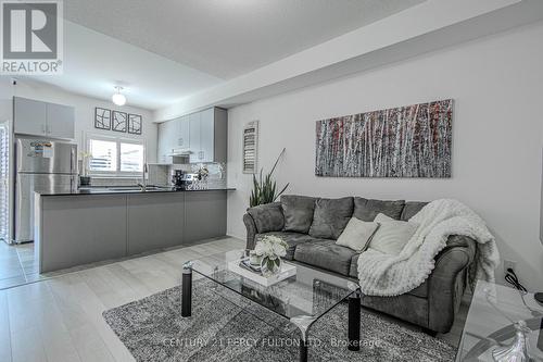 32 Kantium Way, Whitby (Pringle Creek), ON - Indoor Photo Showing Living Room