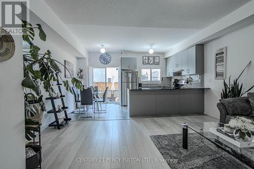 32 Kantium Way, Whitby (Pringle Creek), ON - Indoor Photo Showing Living Room