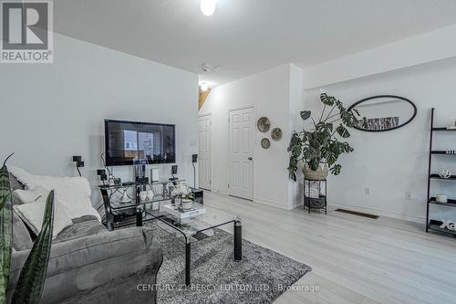 32 Kantium Way, Whitby (Pringle Creek), ON - Indoor Photo Showing Living Room