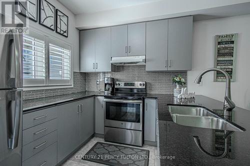 32 Kantium Way, Whitby (Pringle Creek), ON - Indoor Photo Showing Kitchen With Double Sink With Upgraded Kitchen