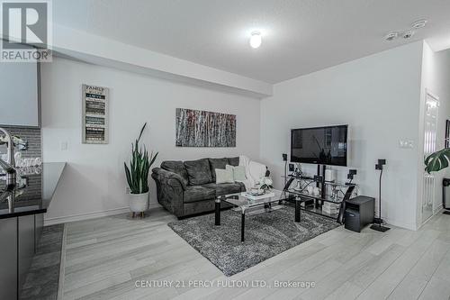 32 Kantium Way, Whitby (Pringle Creek), ON - Indoor Photo Showing Living Room