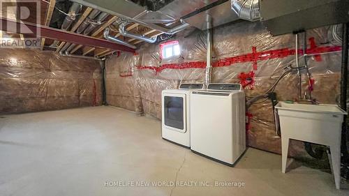 350 Chouinard Way, Aurora, ON - Indoor Photo Showing Laundry Room