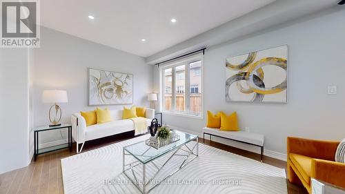 350 Chouinard Way, Aurora, ON - Indoor Photo Showing Living Room