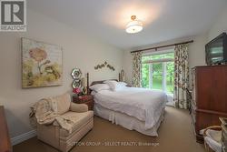 Ample master bedroom with garden view - 