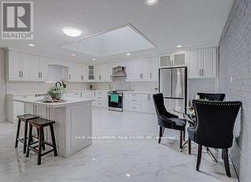 10 Curtiss Court, Barrie, ON - Indoor Photo Showing Kitchen