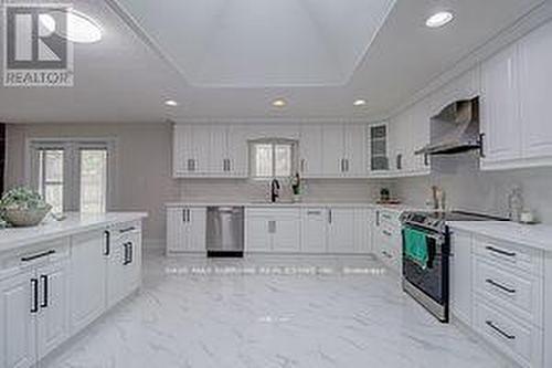 10 Curtiss Court, Barrie, ON - Indoor Photo Showing Kitchen With Upgraded Kitchen