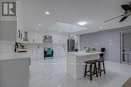 10 Curtiss Court, Barrie, ON - Indoor Photo Showing Kitchen