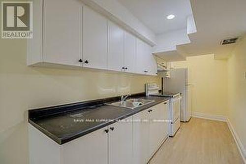 10 Curtiss Court, Barrie, ON - Indoor Photo Showing Kitchen With Double Sink