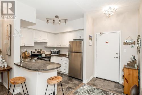 109 - 40 Ferndale Drive S, Barrie (Ardagh), ON - Indoor Photo Showing Kitchen With Double Sink