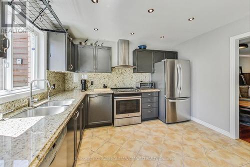 99 Holly Meadow Road, Barrie, ON - Indoor Photo Showing Kitchen With Double Sink With Upgraded Kitchen