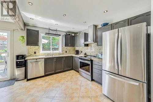 99 Holly Meadow Road, Barrie, ON - Indoor Photo Showing Kitchen With Double Sink With Upgraded Kitchen