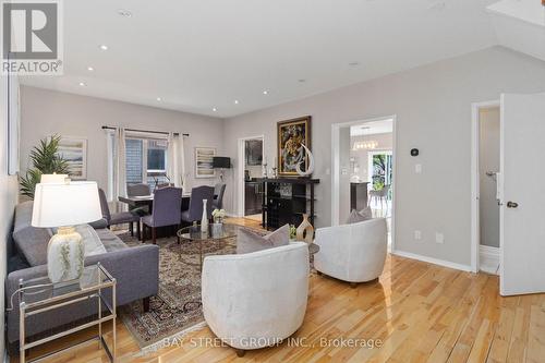 7229 Dime Crescent, Mississauga, ON - Indoor Photo Showing Living Room