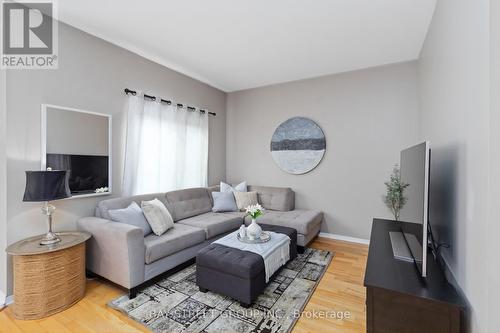 7229 Dime Crescent, Mississauga, ON - Indoor Photo Showing Living Room