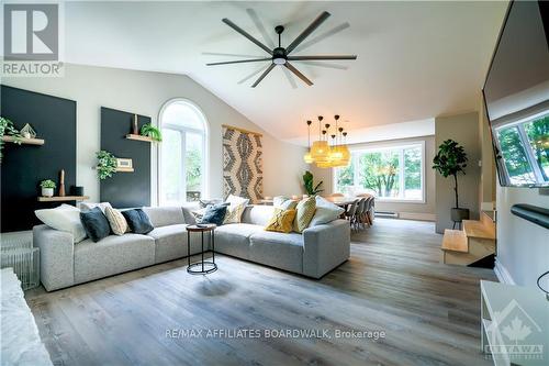 551 Little Rideau Lake Road, Rideau Lakes, ON - Indoor Photo Showing Living Room