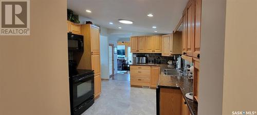 425 6Th Avenue E, Unity, SK - Indoor Photo Showing Kitchen With Double Sink