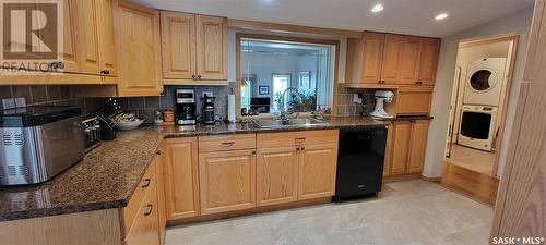 425 6Th Avenue E, Unity, SK - Indoor Photo Showing Kitchen With Double Sink