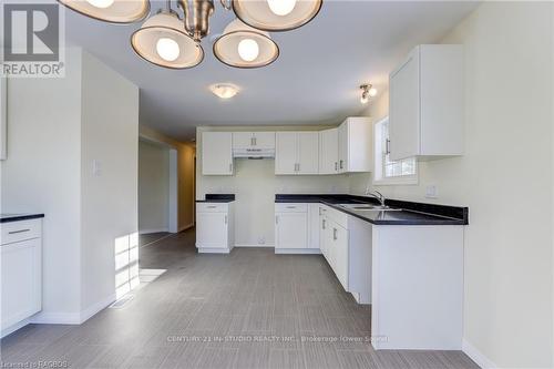 66 Sussex Square, Georgian Bluffs, ON - Indoor Photo Showing Kitchen With Double Sink