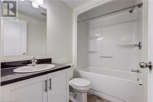 66 Sussex Square, Georgian Bluffs, ON - Indoor Photo Showing Bathroom