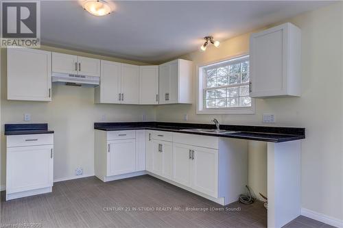 66 Sussex Square, Georgian Bluffs, ON - Indoor Photo Showing Kitchen