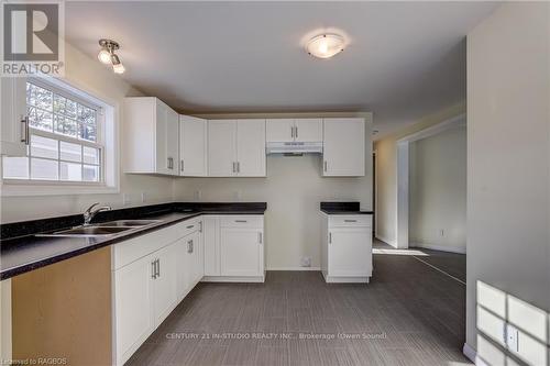 35 Sussex Square, Georgian Bluffs, ON - Indoor Photo Showing Kitchen With Double Sink