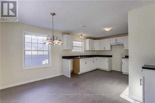 35 Sussex Square, Georgian Bluffs, ON - Indoor Photo Showing Kitchen