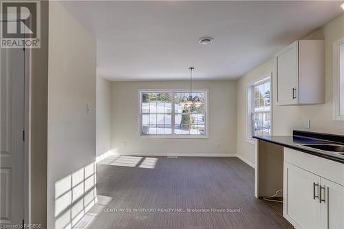 35 Sussex Square, Georgian Bluffs, ON - Indoor Photo Showing Kitchen