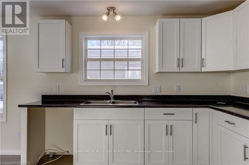 35 Sussex Square, Georgian Bluffs, ON - Indoor Photo Showing Kitchen With Double Sink