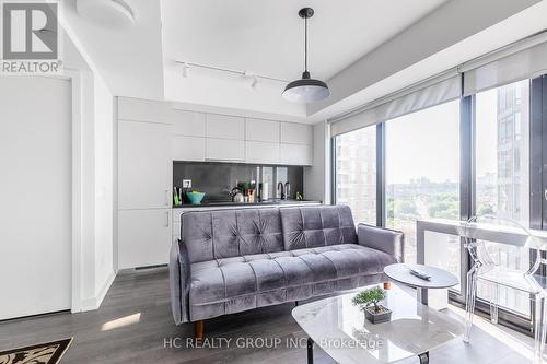 1713 - 188 Cumberland Street, Toronto, ON - Indoor Photo Showing Living Room