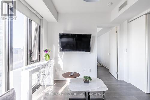 1713 - 188 Cumberland Street, Toronto, ON - Indoor Photo Showing Living Room