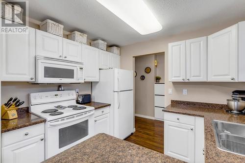 1480 Terai Road Unit# 111, Kelowna, BC - Indoor Photo Showing Kitchen With Double Sink