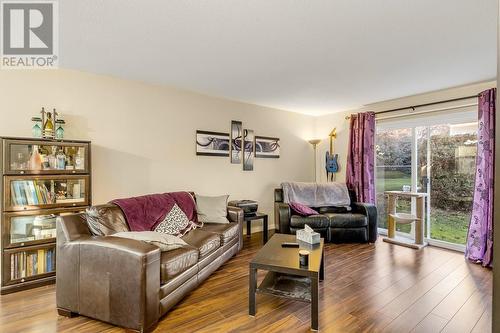 1480 Terai Road Unit# 111, Kelowna, BC - Indoor Photo Showing Living Room