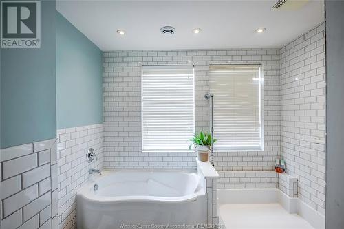 128 Talbot Street South, Essex, ON - Indoor Photo Showing Bathroom