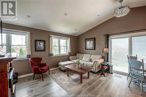 128 Talbot Street South, Essex, ON - Indoor Photo Showing Living Room