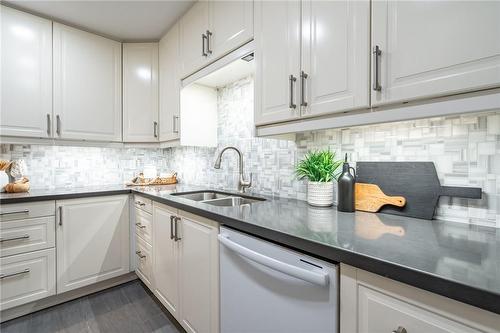 5029 Pinedale Avenue Unit# 64, Burlington, ON - Indoor Photo Showing Kitchen With Double Sink With Upgraded Kitchen