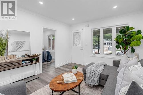 1562 Moy, Windsor, ON - Indoor Photo Showing Living Room